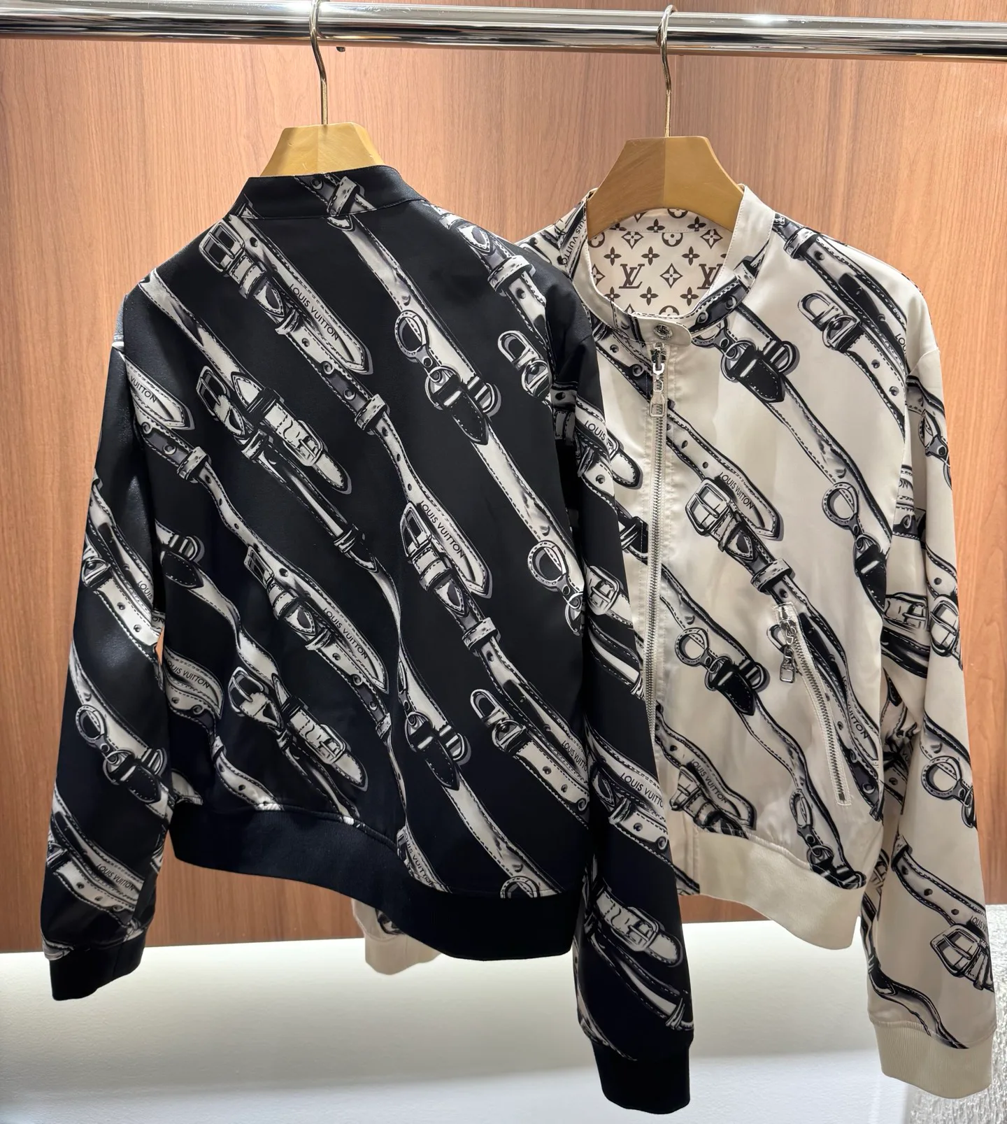 Куртки И Пуховики Женские Louis Vuitton 18324288