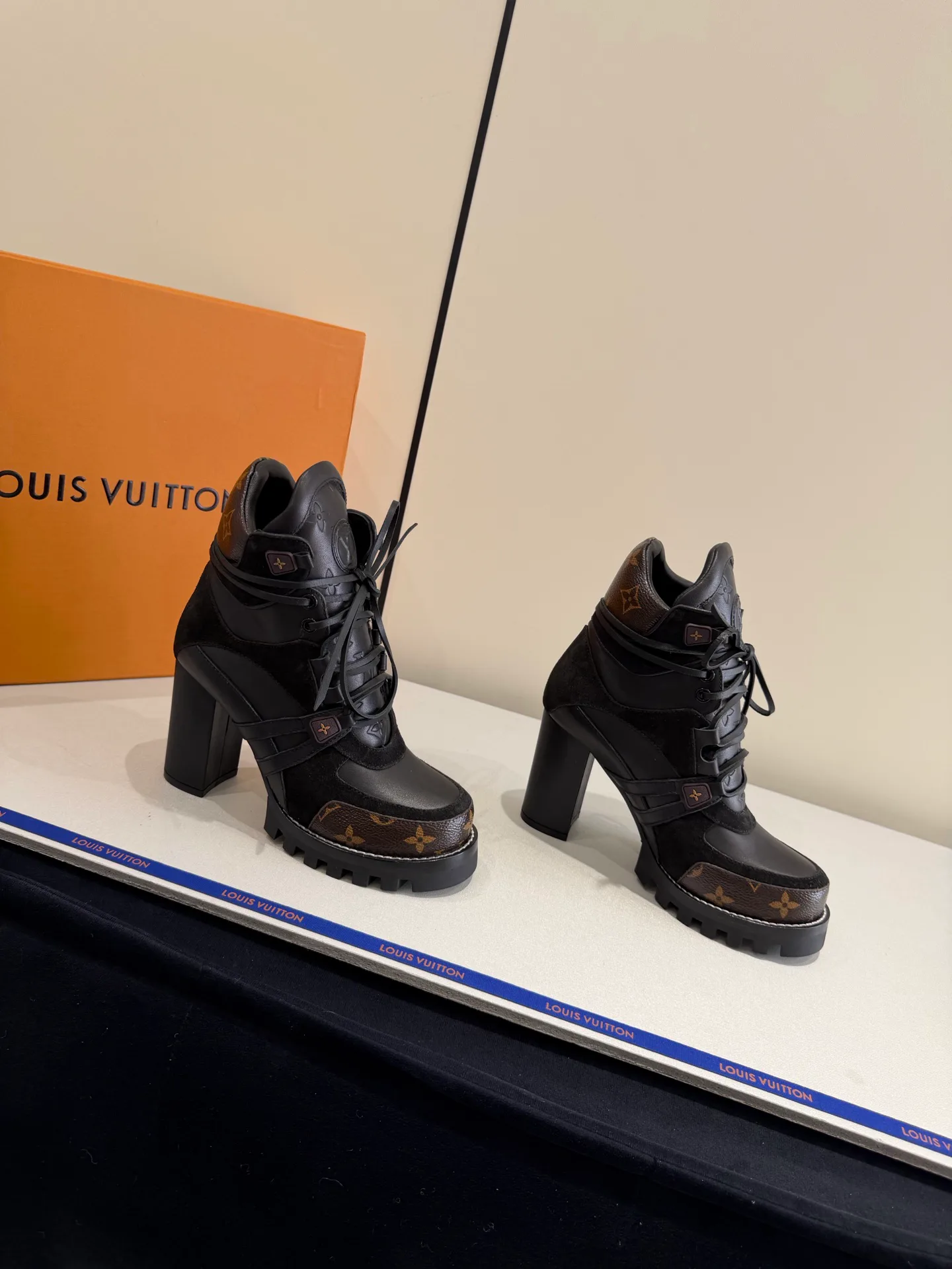 Ботинки Женские Louis Vuitton 19563676