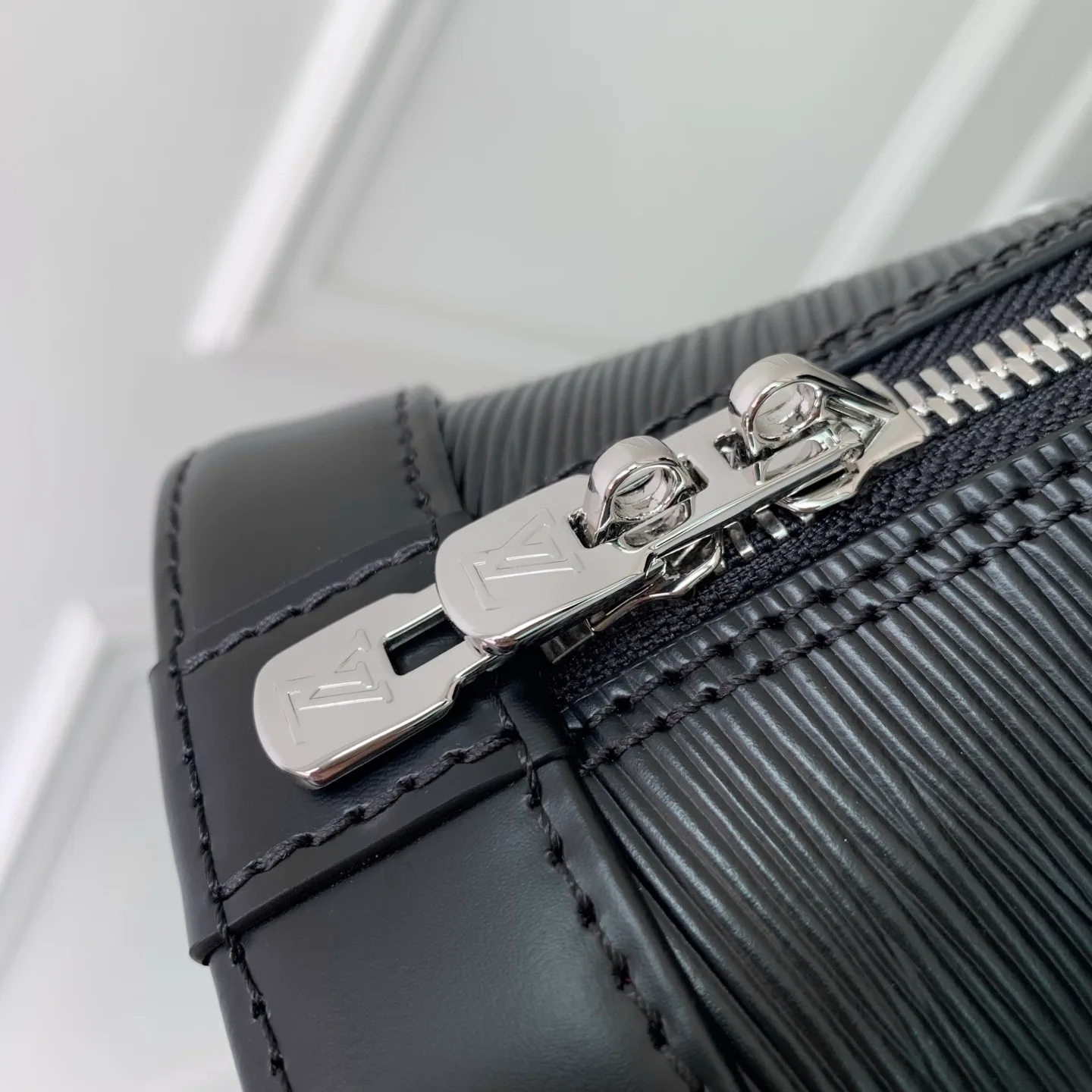 Классические Сумки Женские Louis Vuitton 18147537