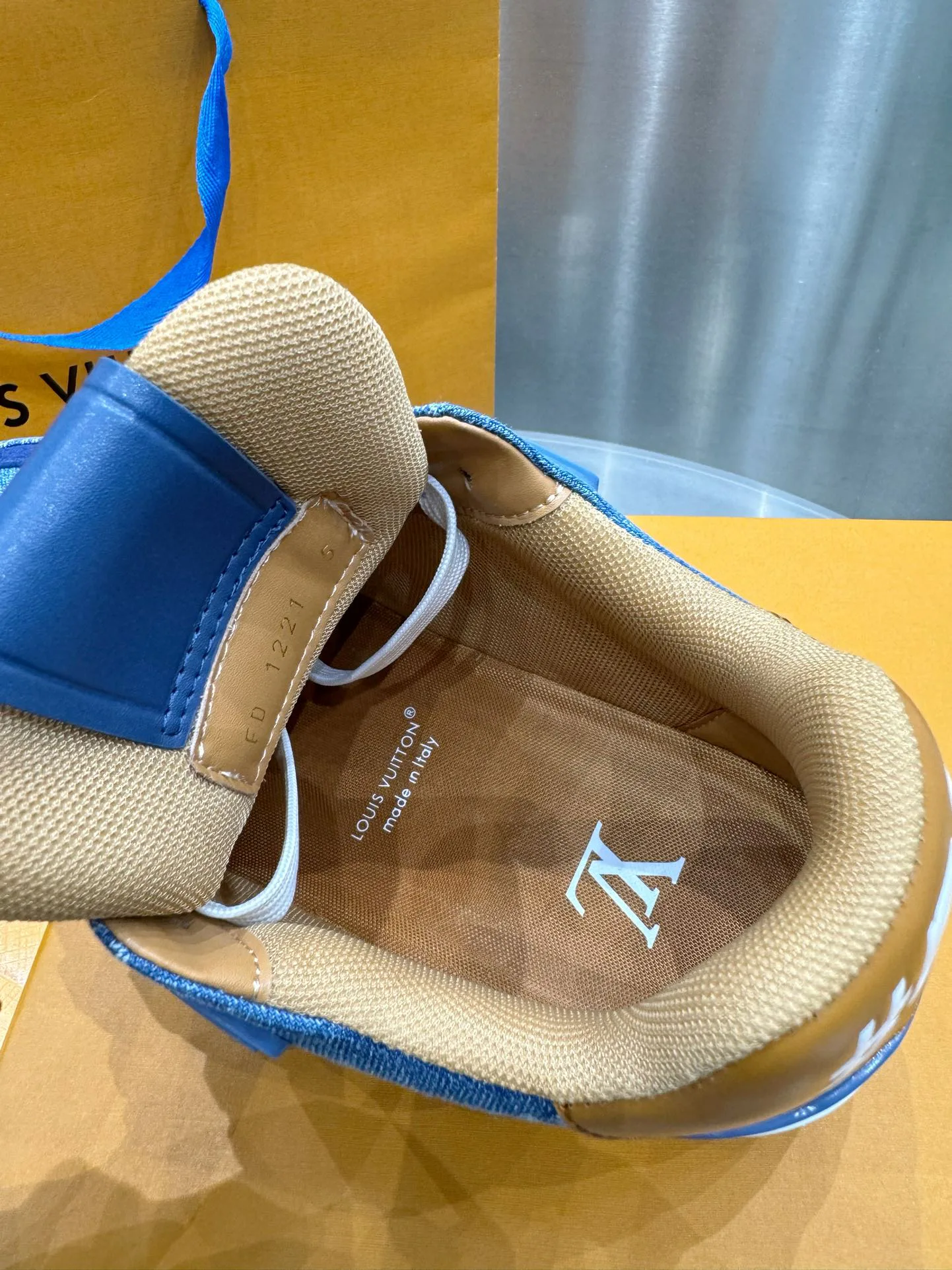 Кроссовки Женские Louis Vuitton 19073366