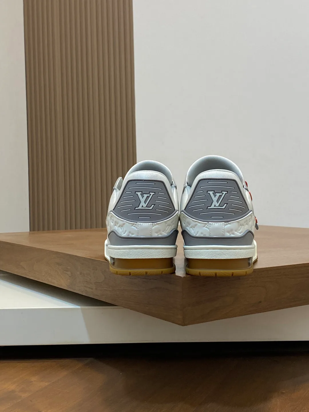 Кроссовки Женские Louis Vuitton 18100327
