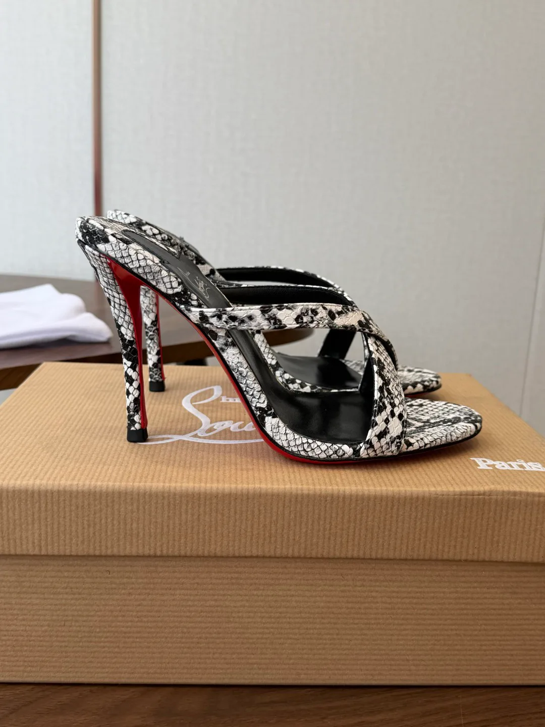 Босоножки Женские Christian Louboutin 18183080