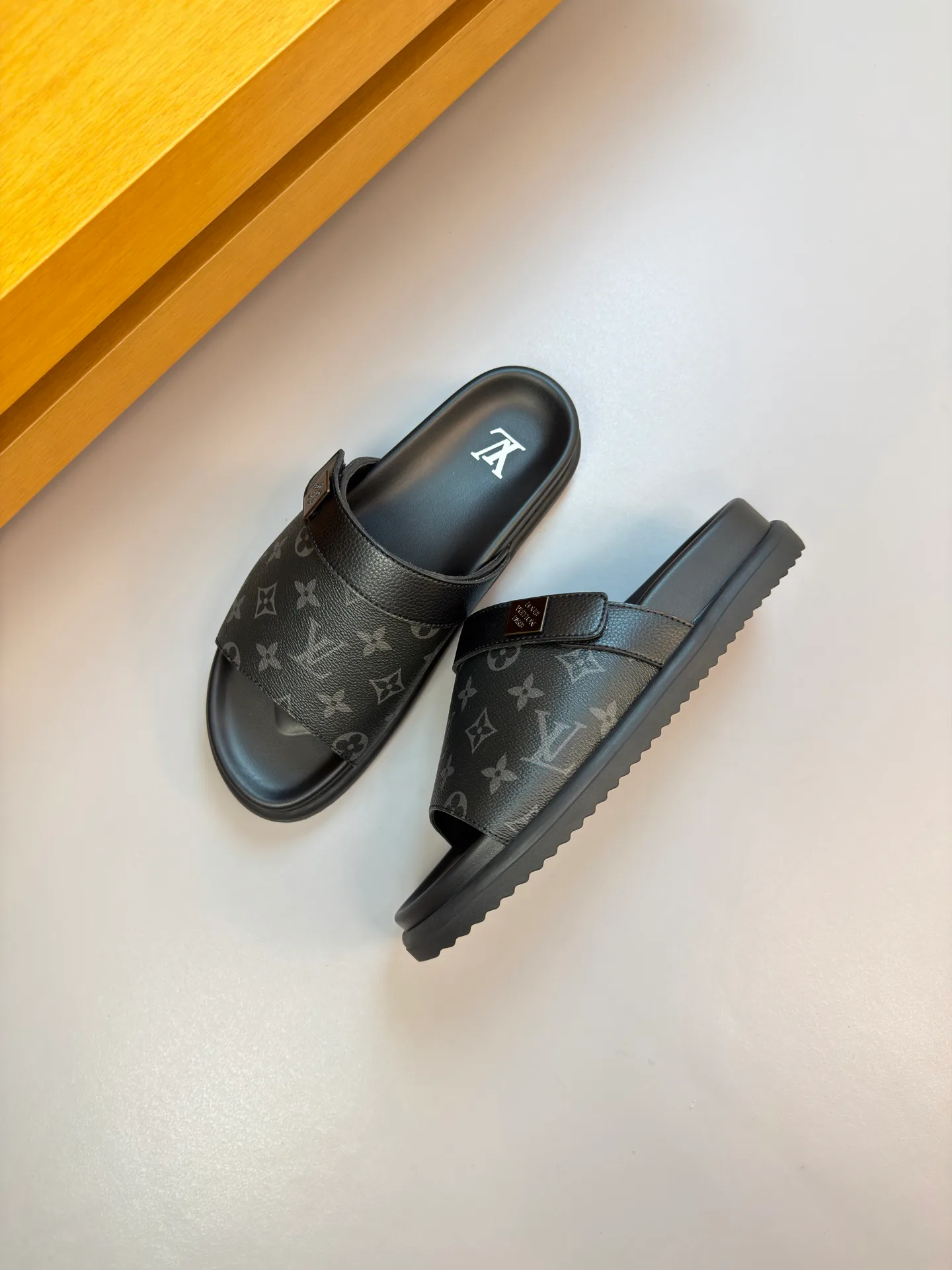 Шлепанцы Женские Louis Vuitton 11745534