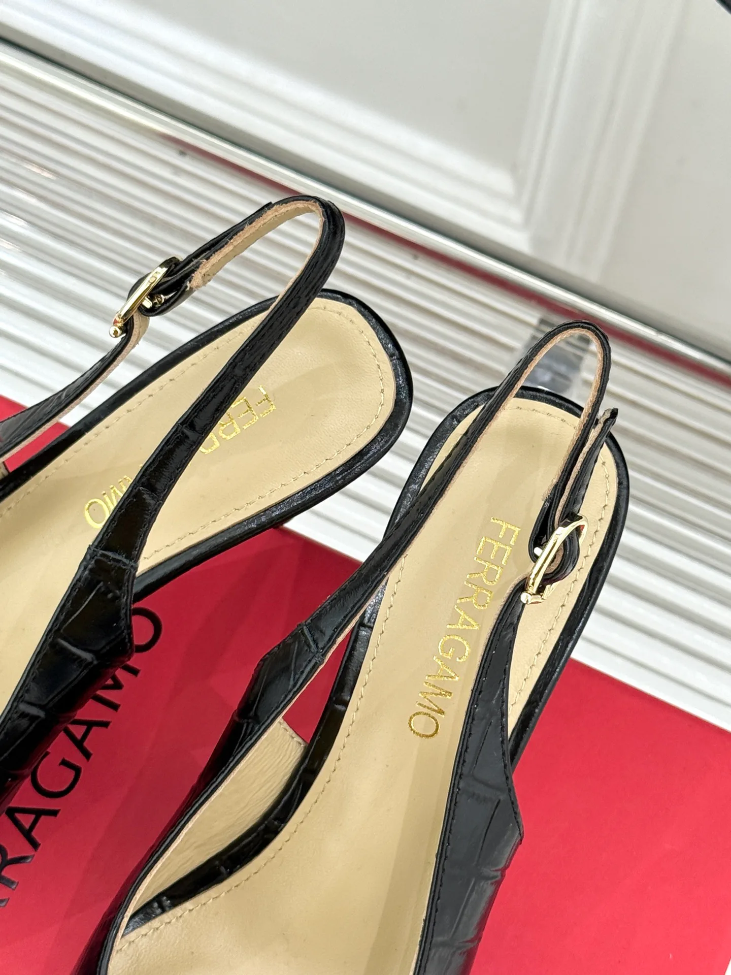 Босоножки Женские Salvatore Ferragamo 11312303