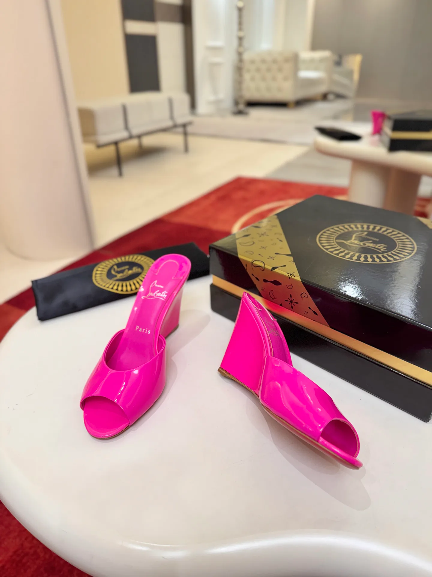 Босоножки Женские Christian Louboutin 18500930