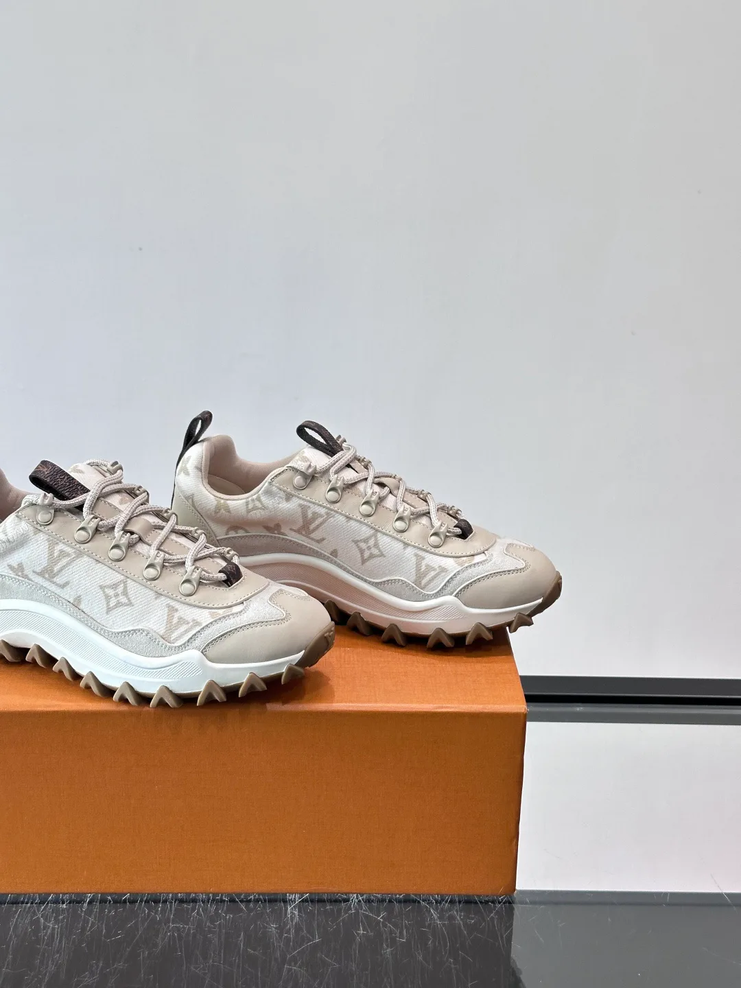 Кроссовки Женские Louis Vuitton 13580313
