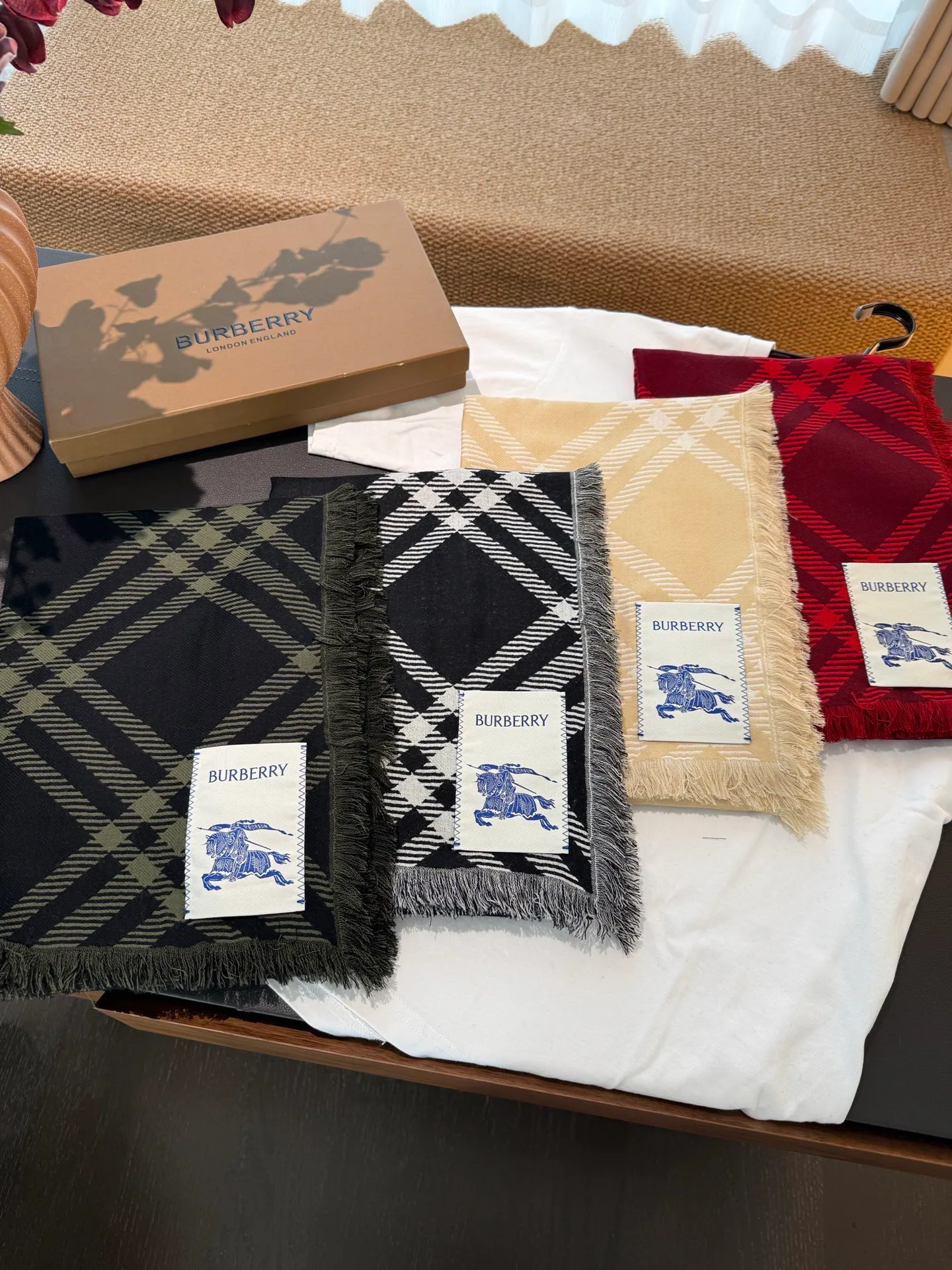 Шарфы Burberry 18627366