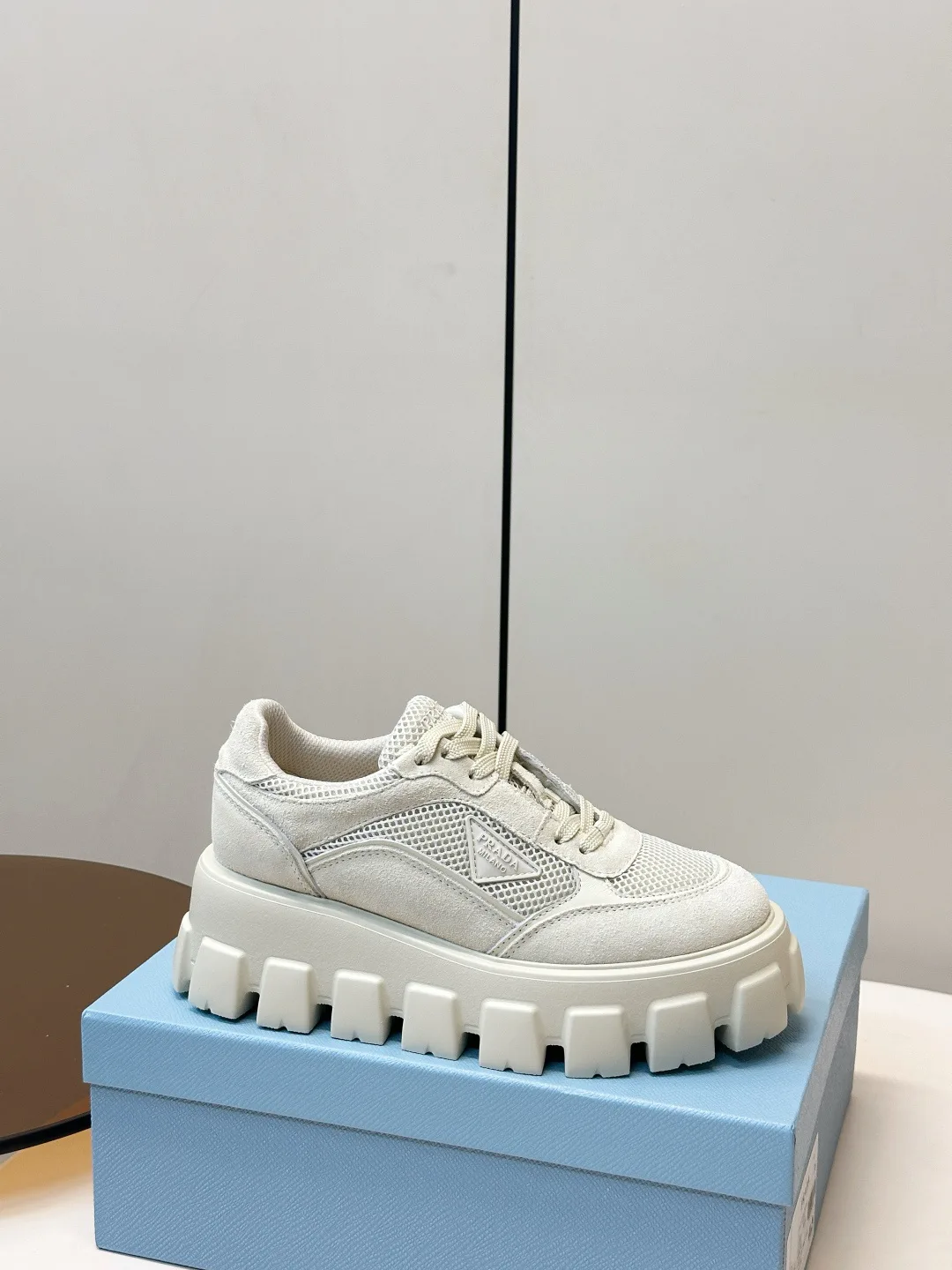 Кроссовки Женские Prada 18133087