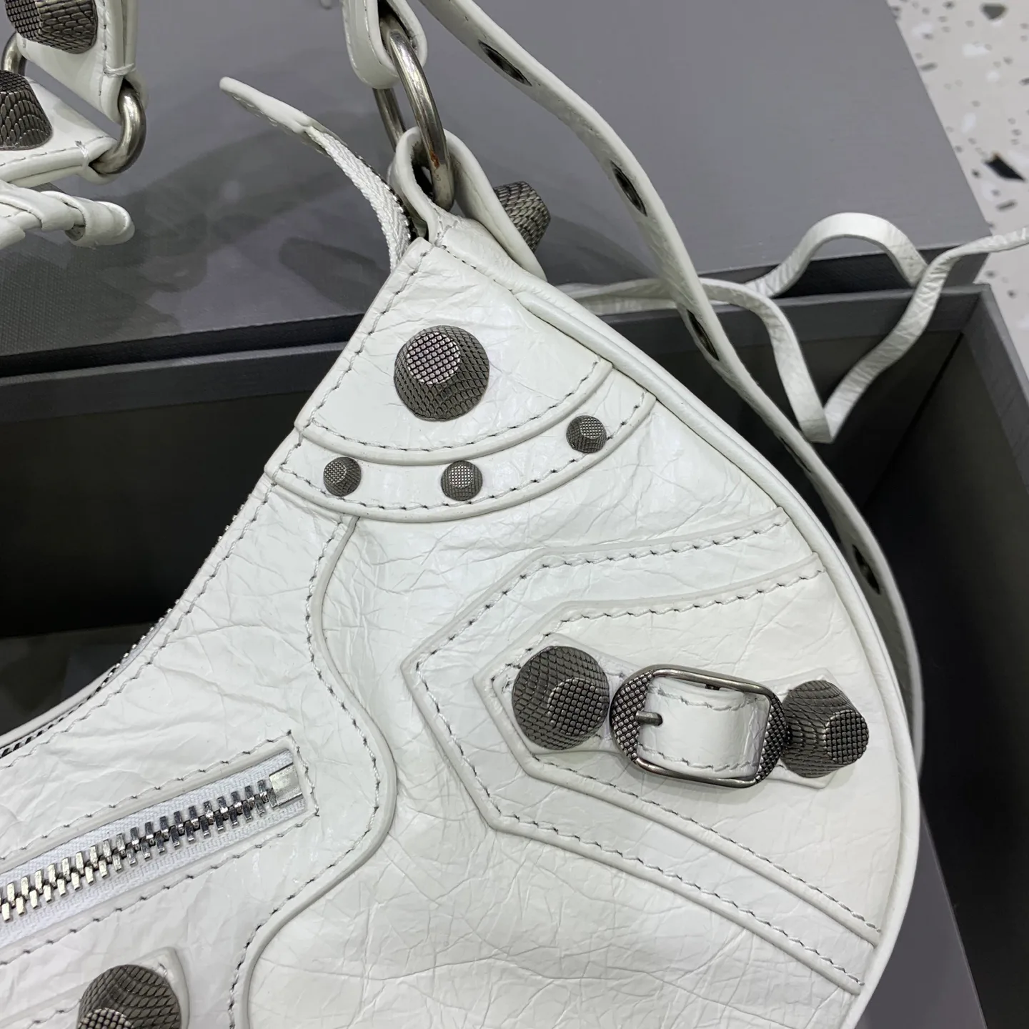 Сумки На Ремне Женские Balenciaga 11479407