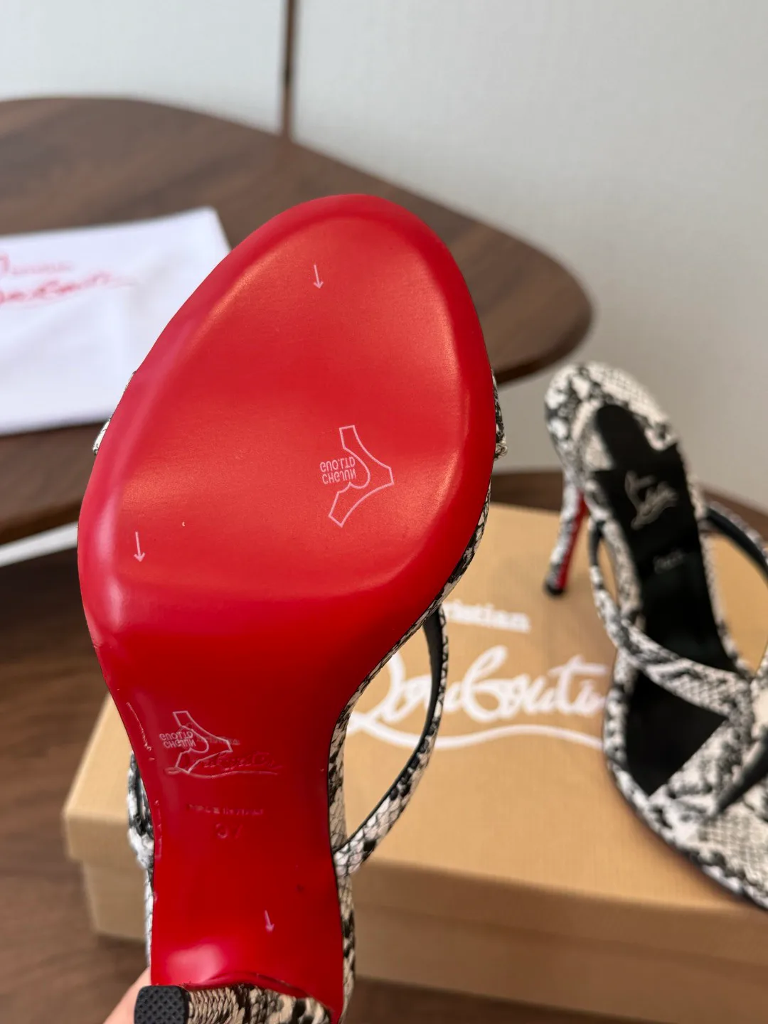 Босоножки Женские Christian Louboutin 18183080