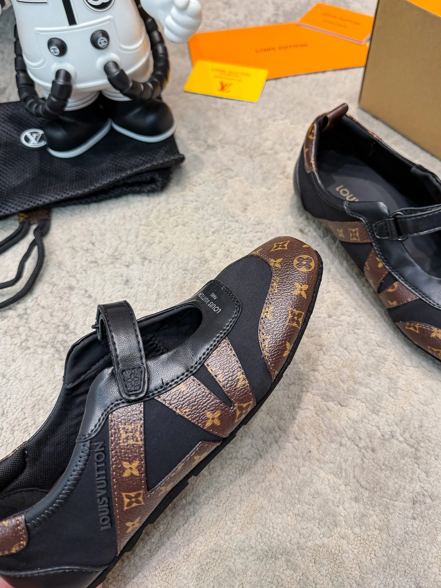 Кроссовки Женские Louis Vuitton 19043352