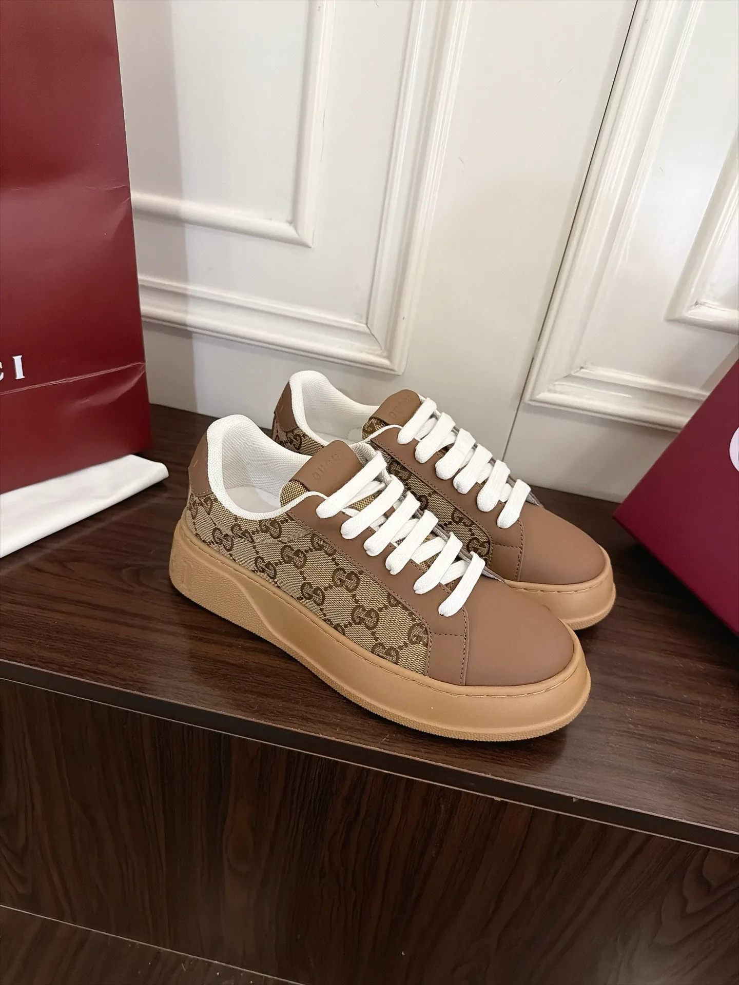 Кроссовки Женские Gucci 18889320