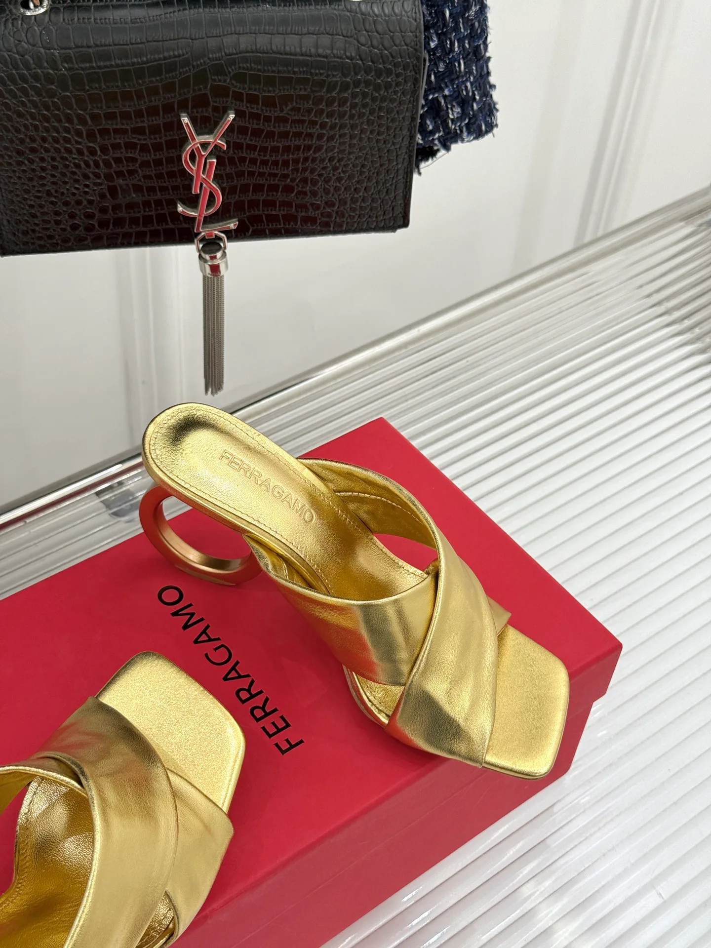 Сандалии Женские Salvatore Ferragamo 11203321