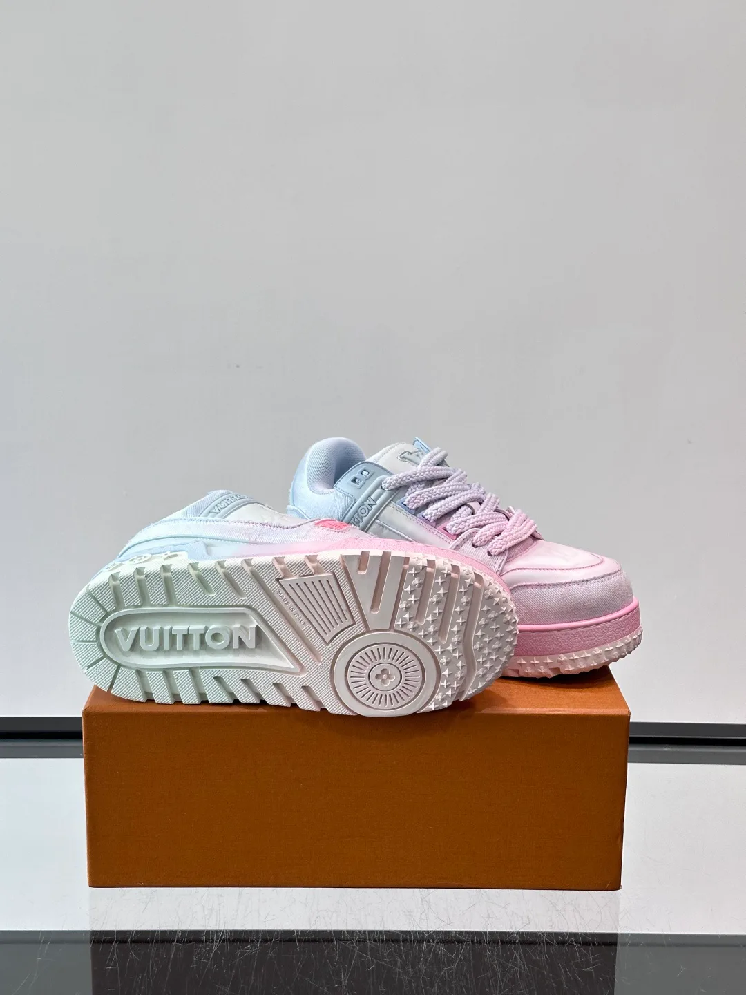 Кроссовки Женские Louis Vuitton 13580306