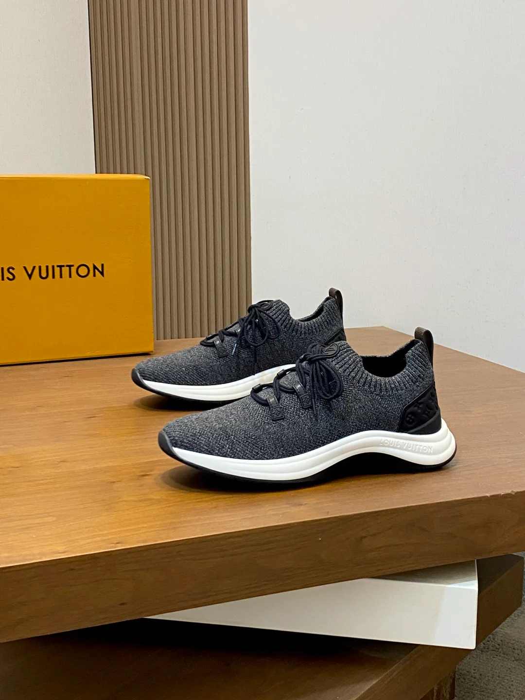 Кроссовки Женские Louis Vuitton 18749231