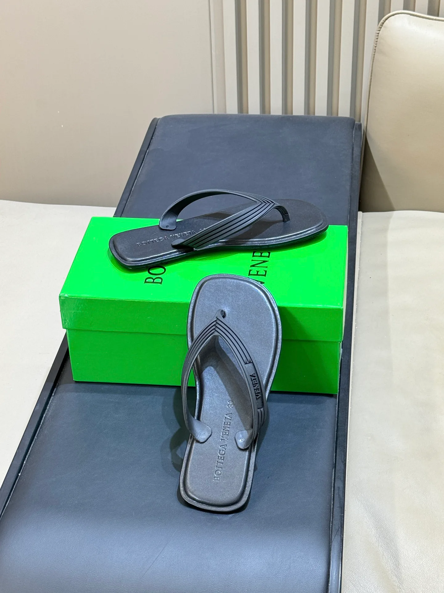 Шлепанцы Женские Bottega Veneta 18073670