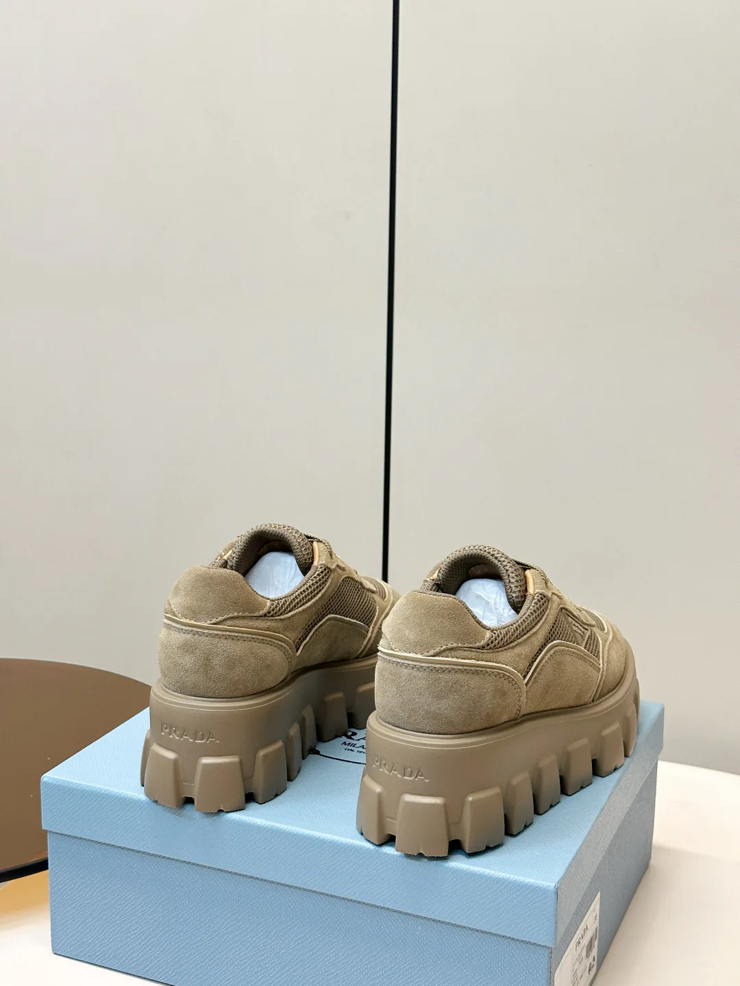 Кроссовки Женские Prada 18133085
