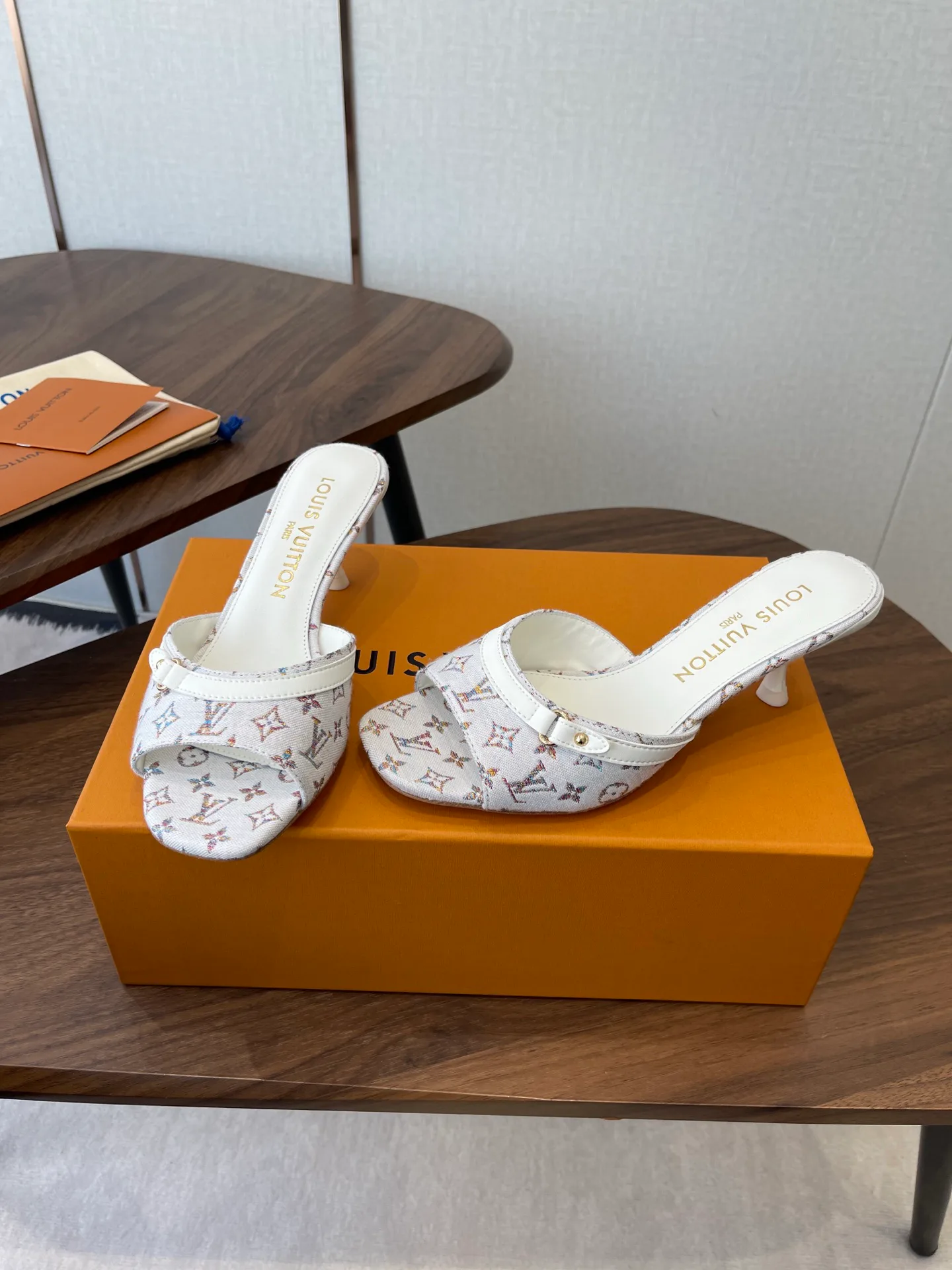 Босоножки Женские Louis Vuitton 12880766