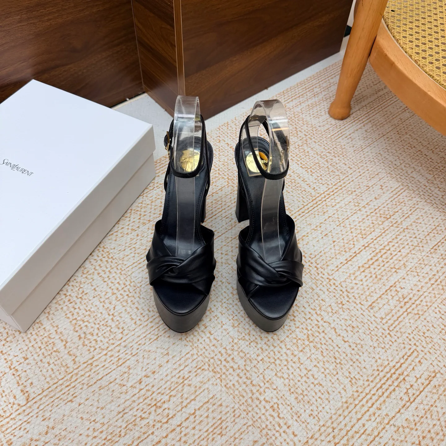 Босоножки Женские Saint Laurent 18104666
