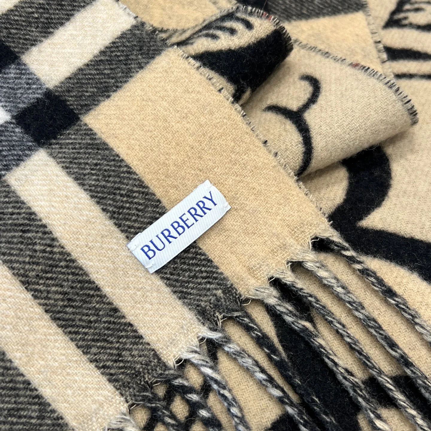 Шарфы Burberry 17945487