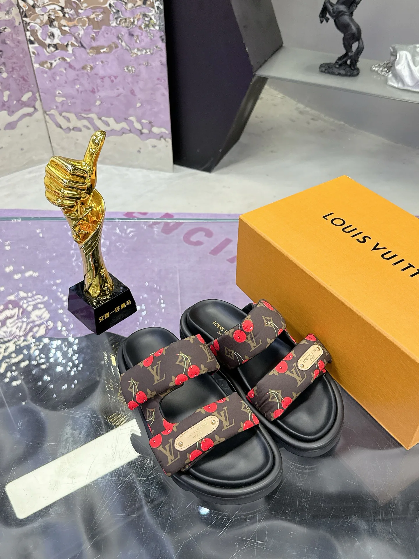 Шлепанцы Женские Louis Vuitton 17530461