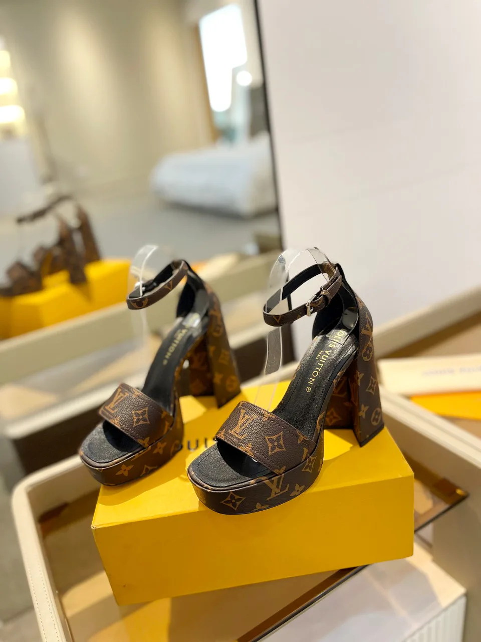 Босоножки Женские Louis Vuitton 17946834