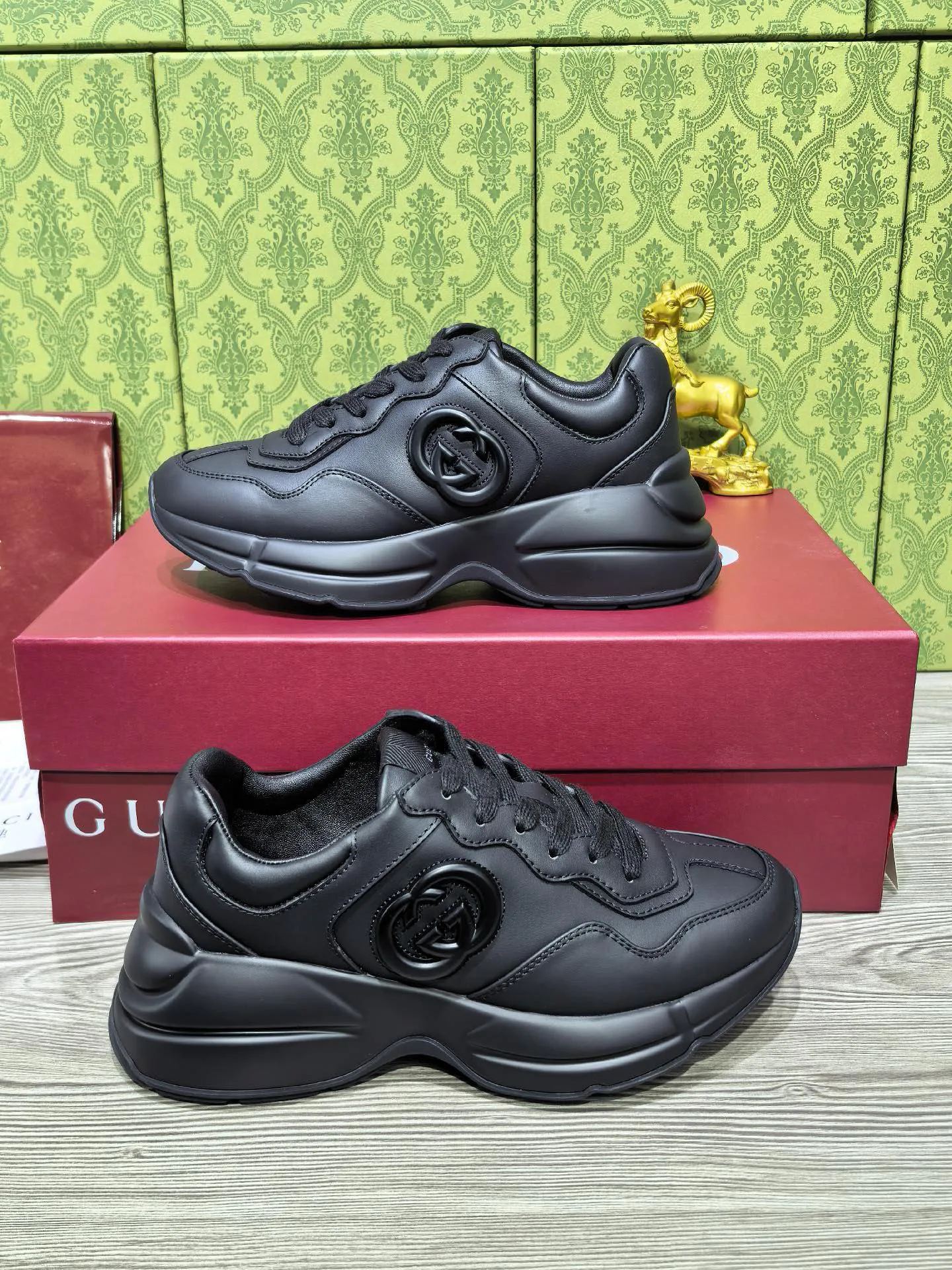 Кроссовки Женские Gucci 18039944
