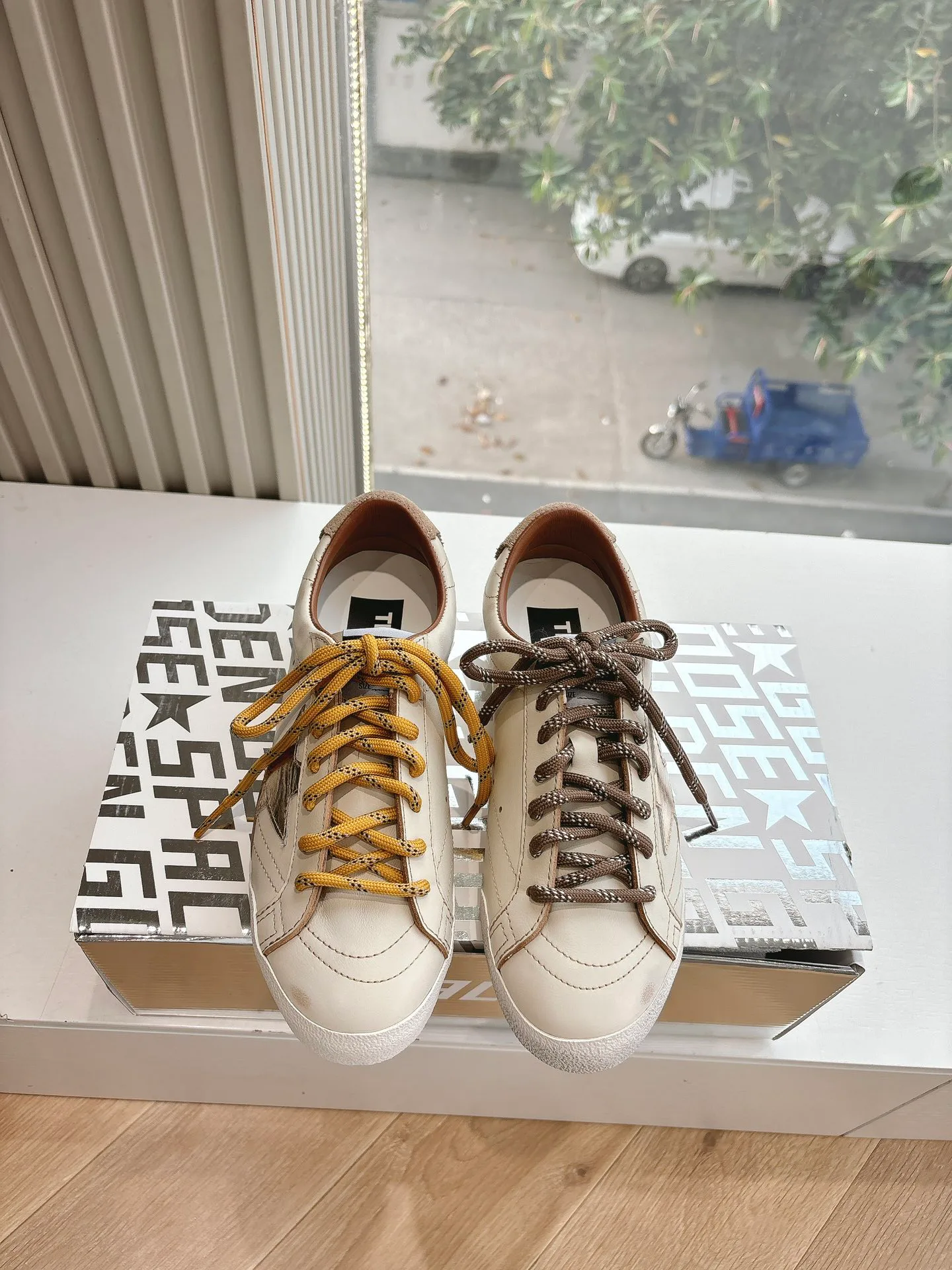 Кроссовки Женские Golden Goose 17572245