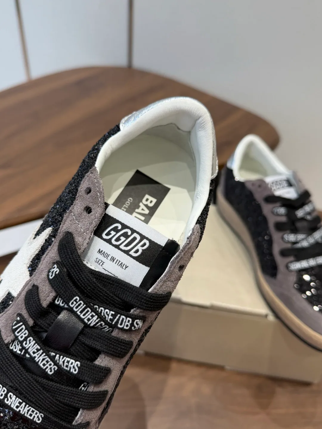 Кроссовки Женские Golden Goose 18357249