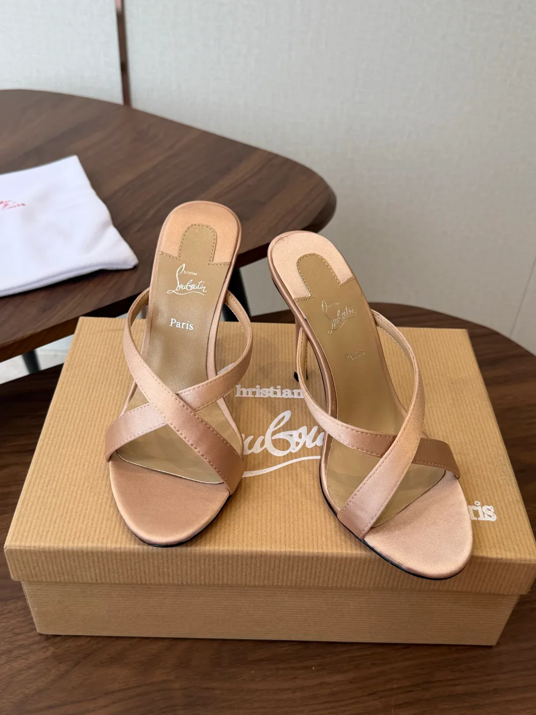 Босоножки Женские Christian Louboutin 18183096