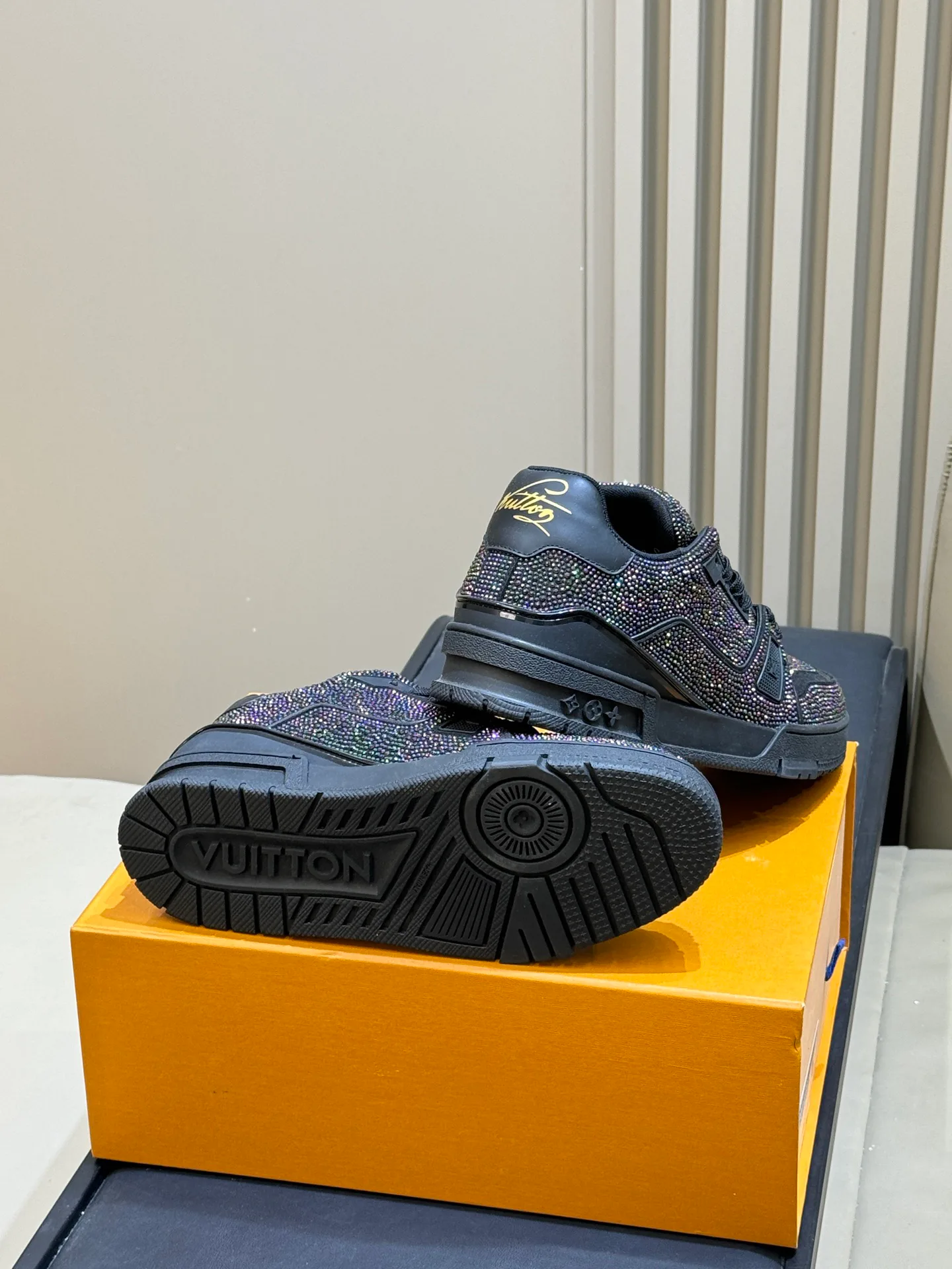 Кроссовки Женские Louis Vuitton 18073561