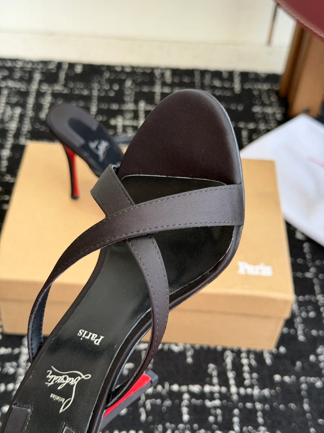 Босоножки Женские Christian Louboutin 17936544