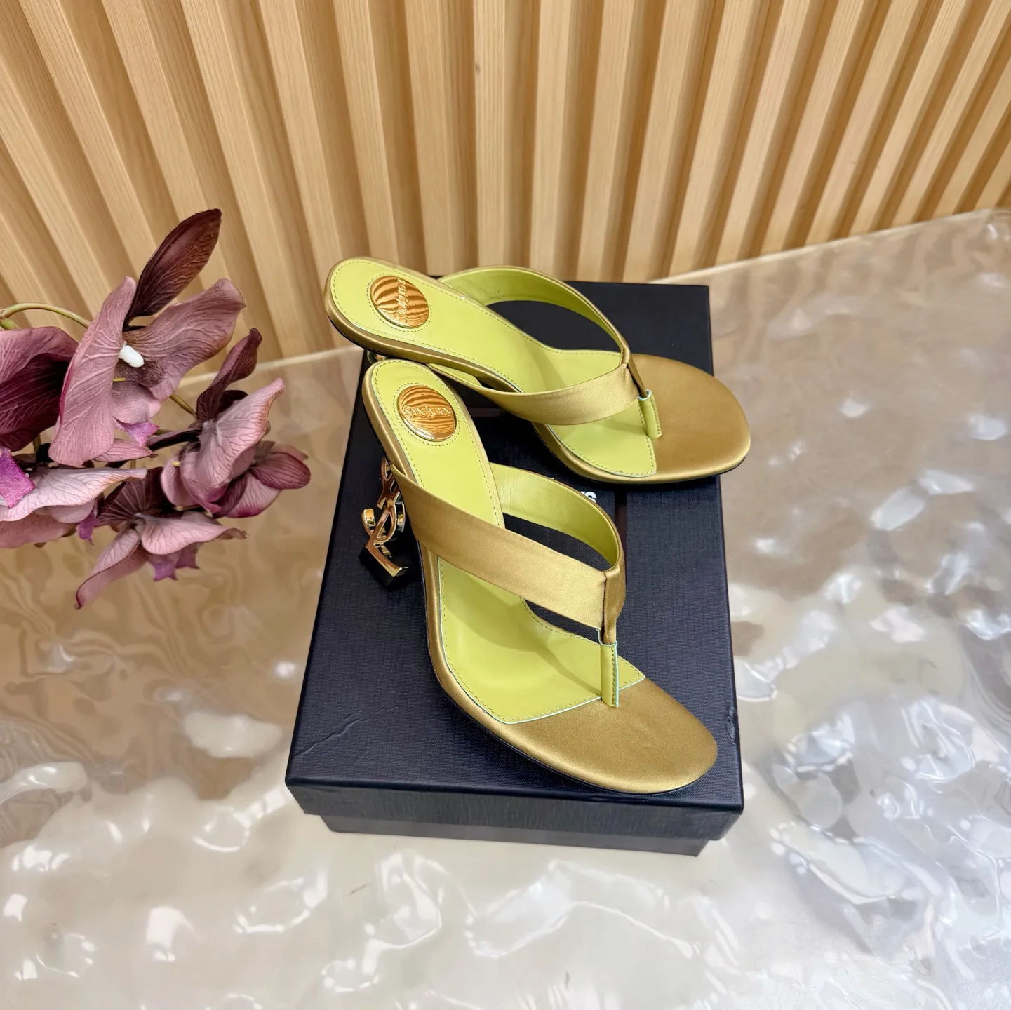 Шлепанцы Женские Saint Laurent 11660258