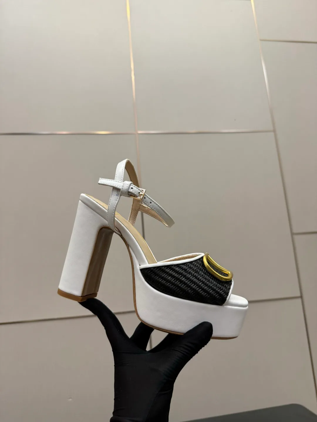 Босоножки Женские Valentino 13241316