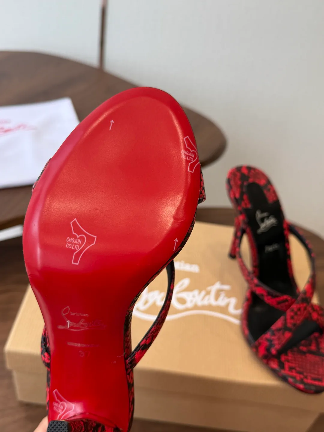 Босоножки Женские Christian Louboutin 18183082