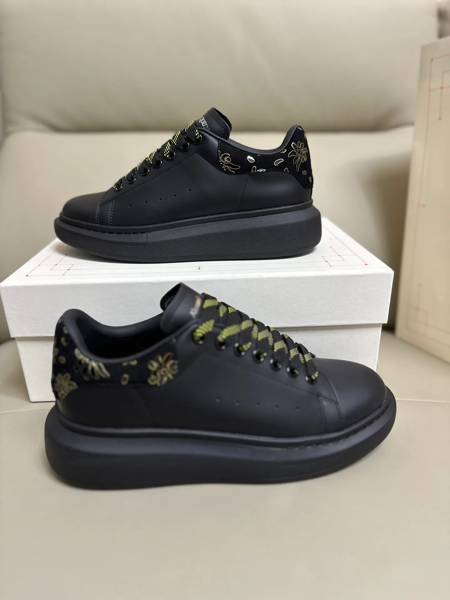 Кроссовки Женские Alexander Mcqueen 18616712