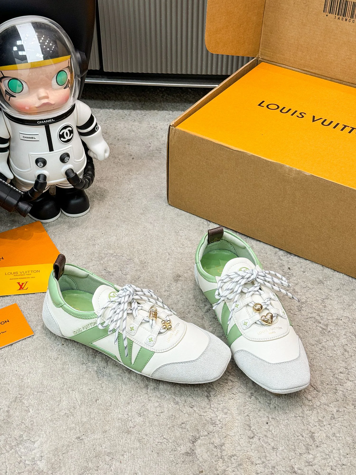 Кроссовки Женские Louis Vuitton 19043346