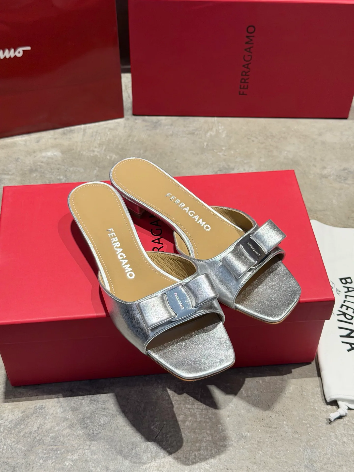Босоножки Женские Salvatore Ferragamo 17642572