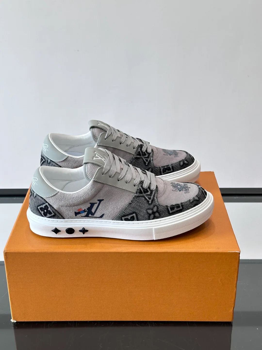 Кроссовки Женские Louis Vuitton 17037735