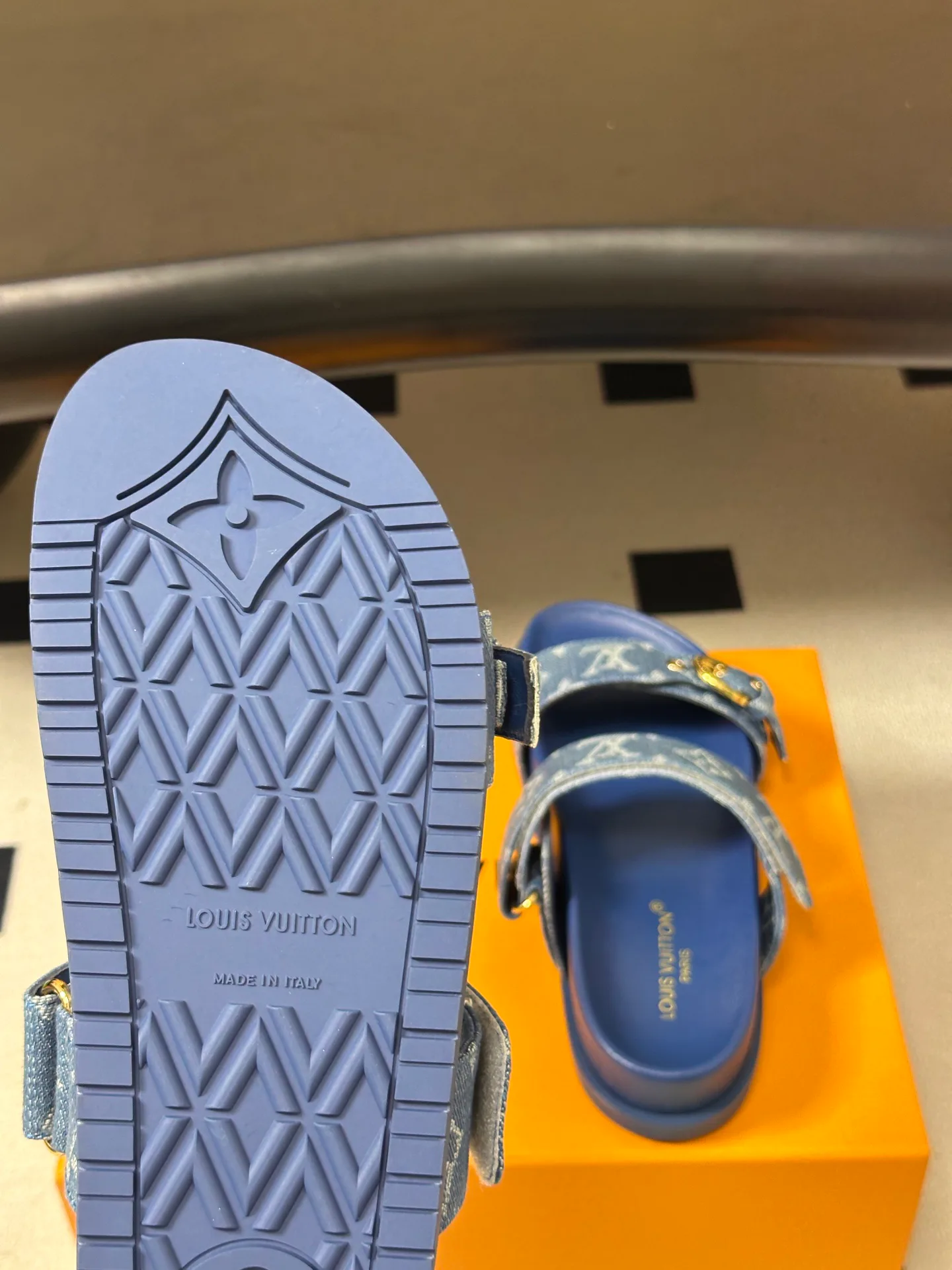 Шлепанцы Женские Louis Vuitton 18049597