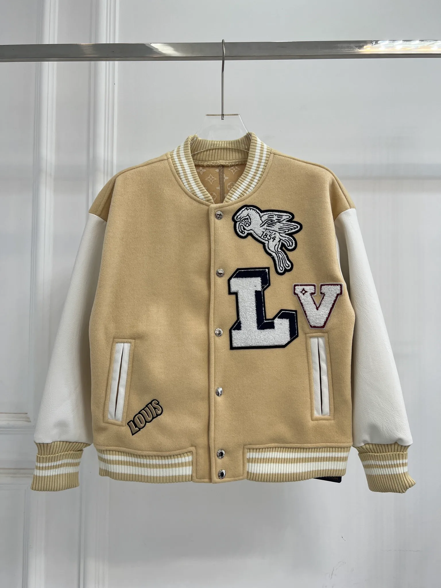 Куртки Женские Louis Vuitton Куртки Женские Louis Vuitton