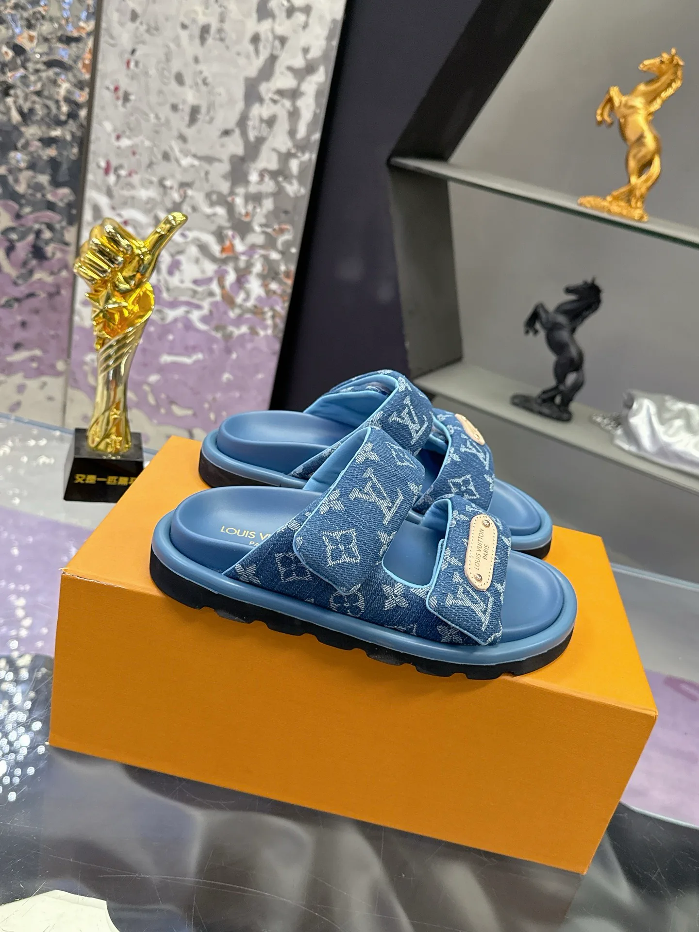 Шлепанцы Женские Louis Vuitton 17530463
