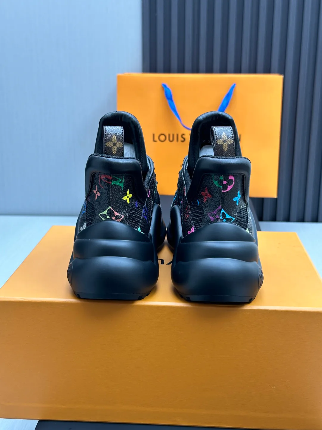 Кроссовки Женские Louis Vuitton 18212000