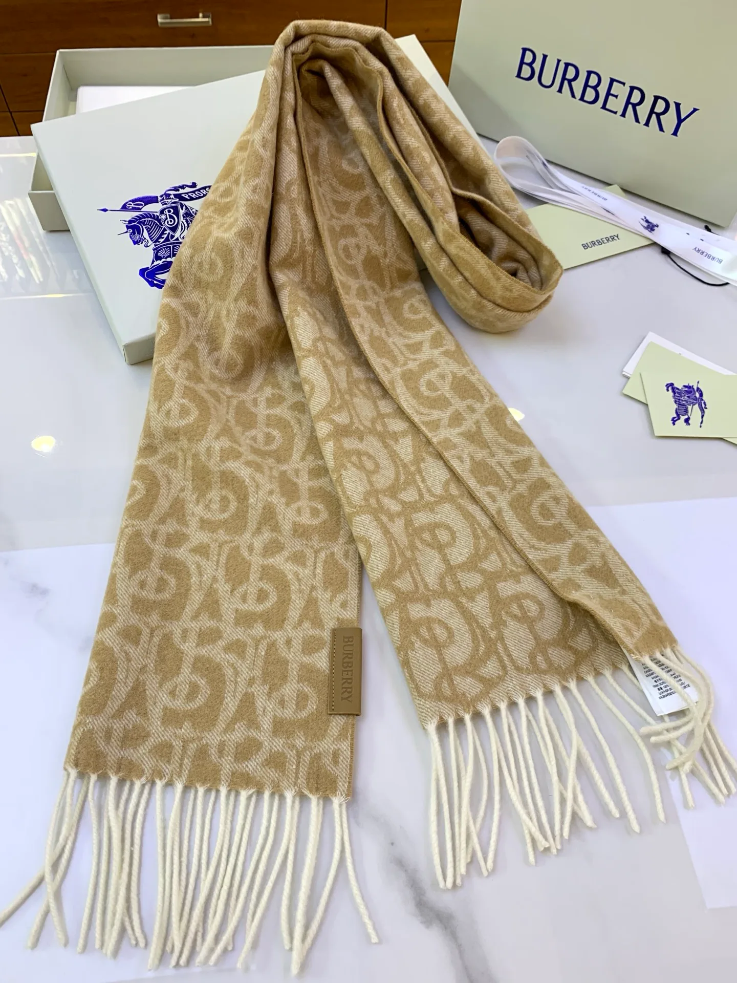 Шарфы Burberry 18039981