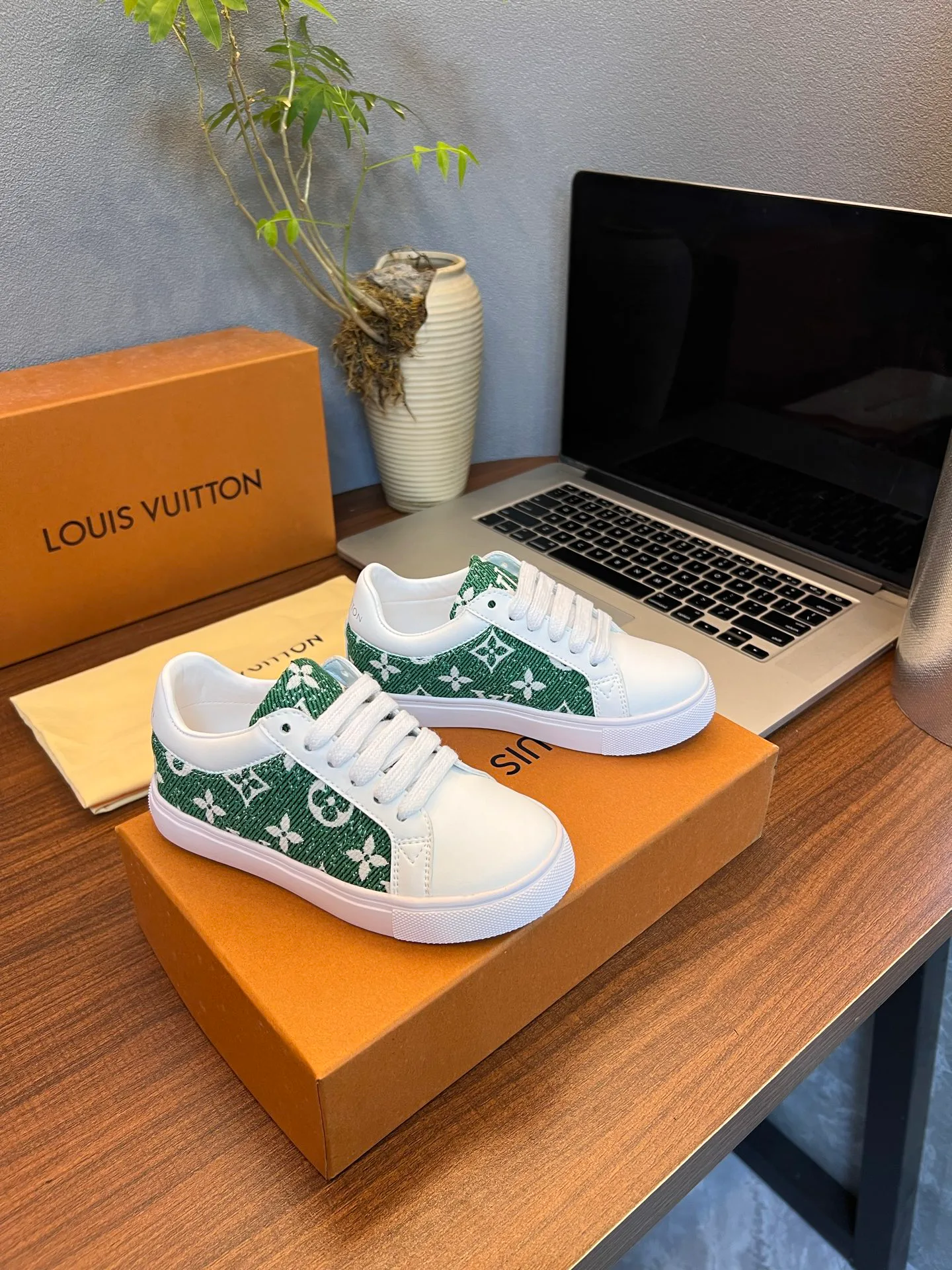 Кроссовки Женские Louis Vuitton 18077539
