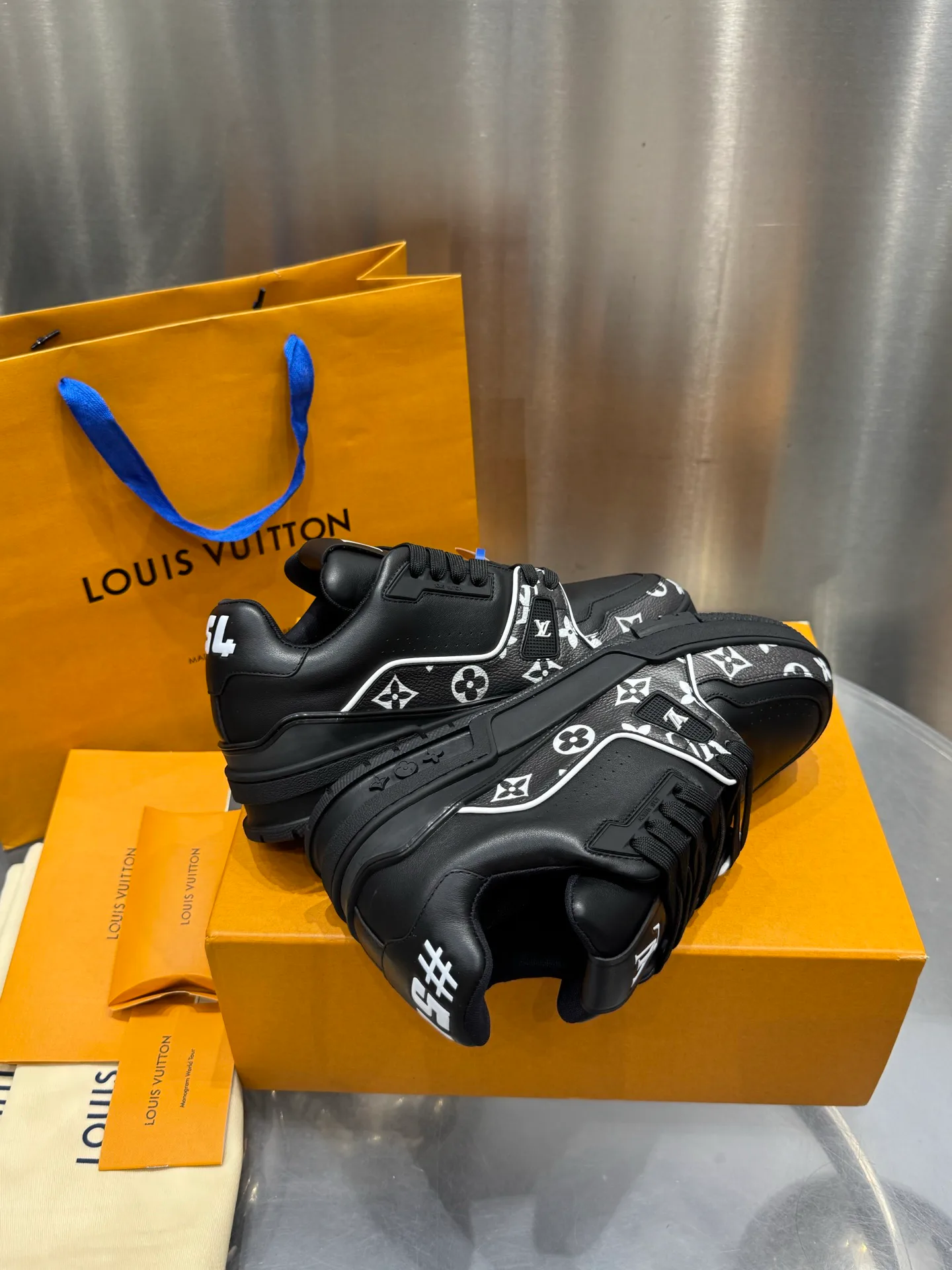 Кроссовки Женские Louis Vuitton 19073337