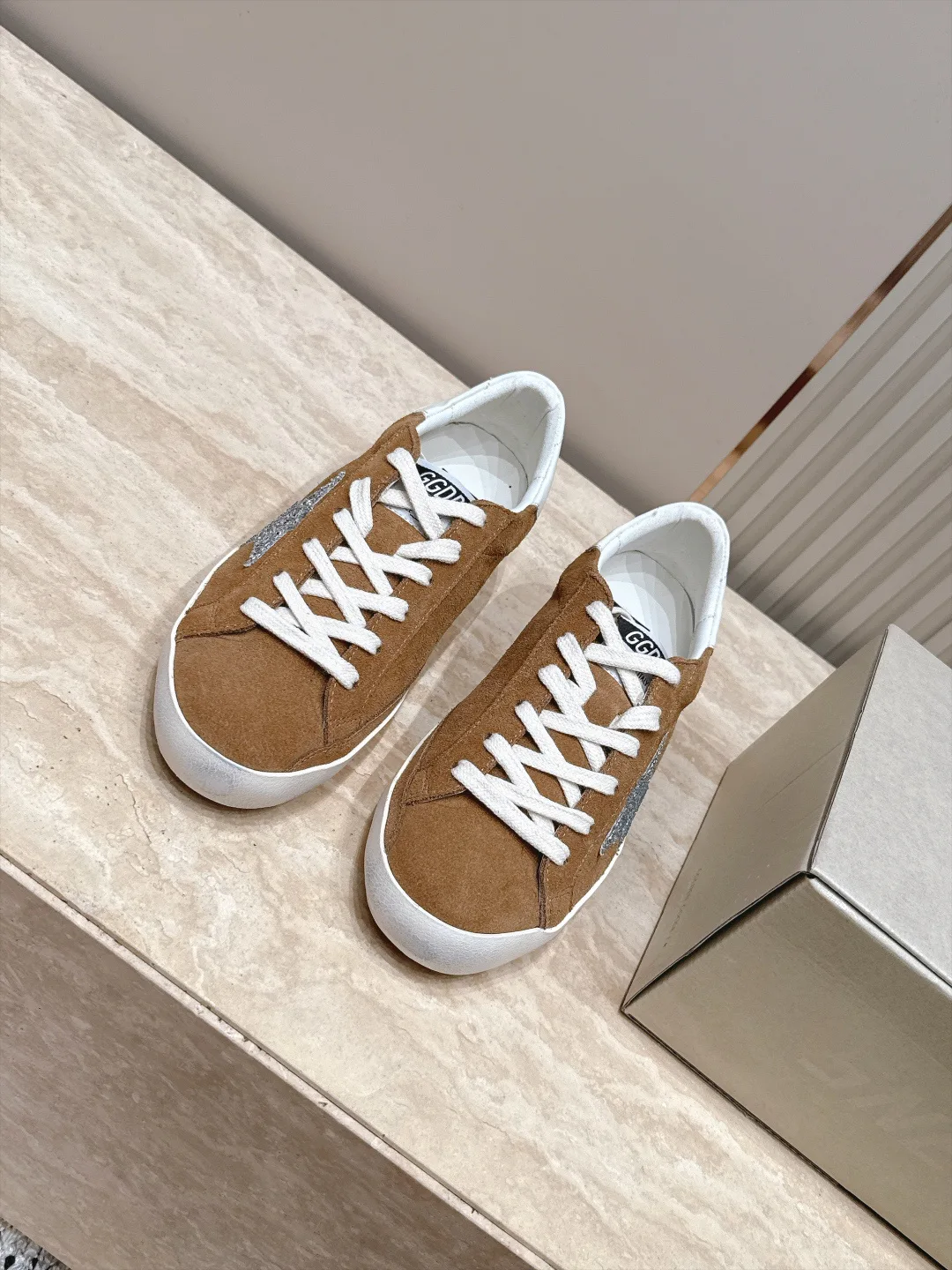 Кроссовки Женские Golden Goose 17963437