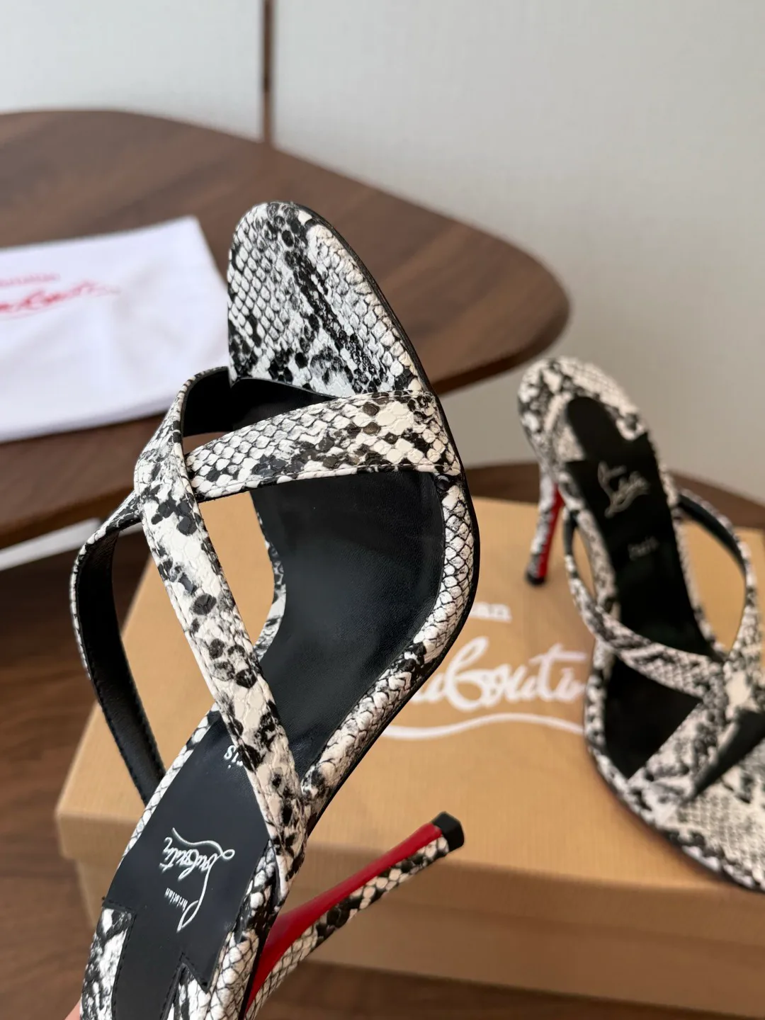 Босоножки Женские Christian Louboutin 18183080