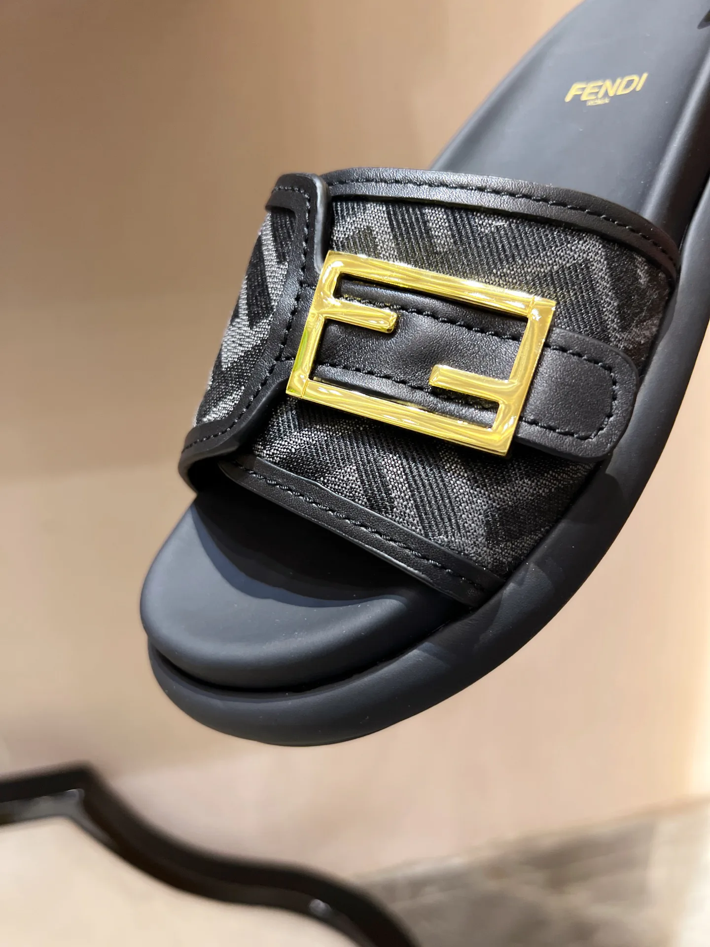 Шлепанцы Женские Fendi 11156797