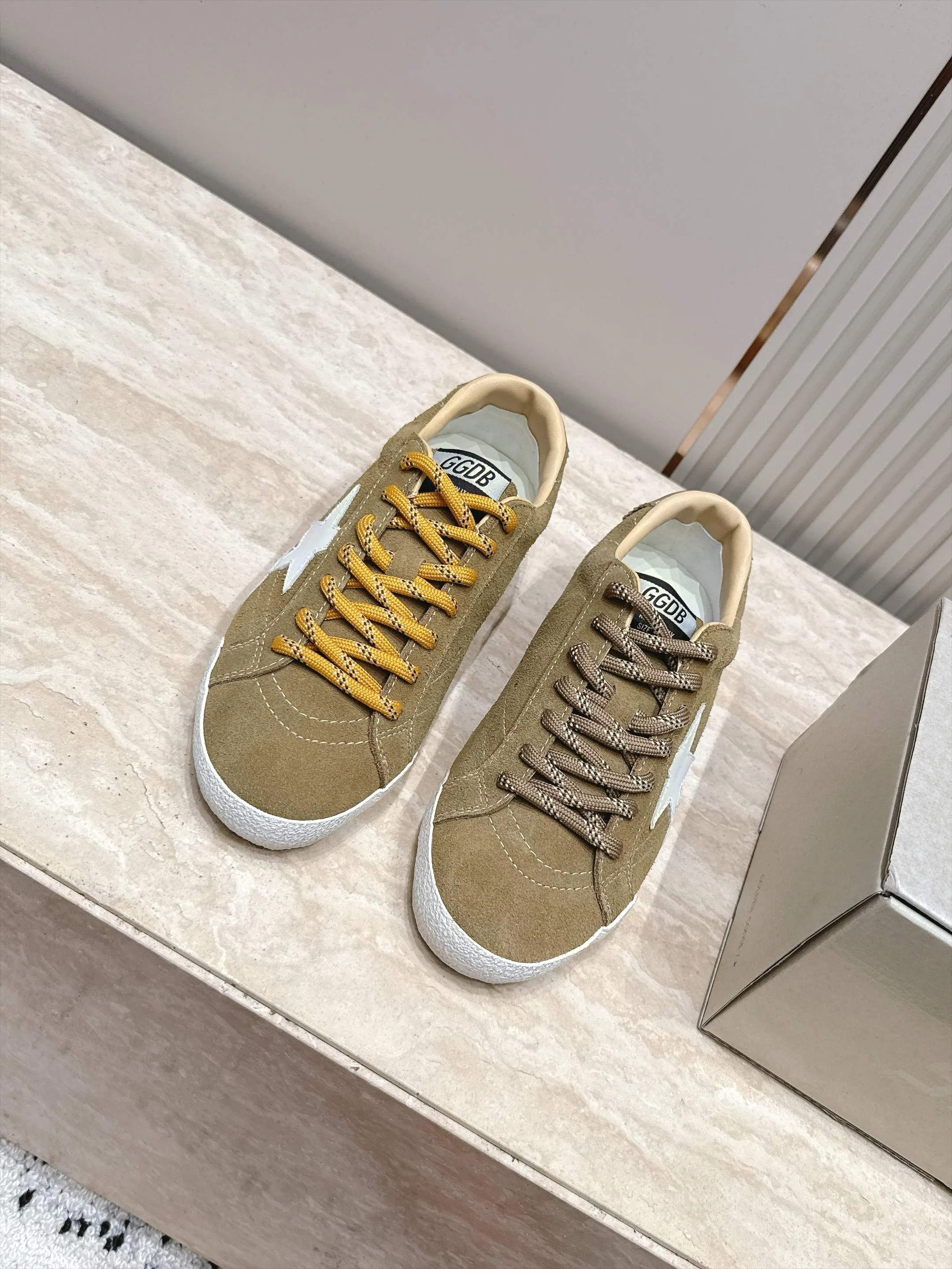 Кроссовки Женские Golden Goose 18420764